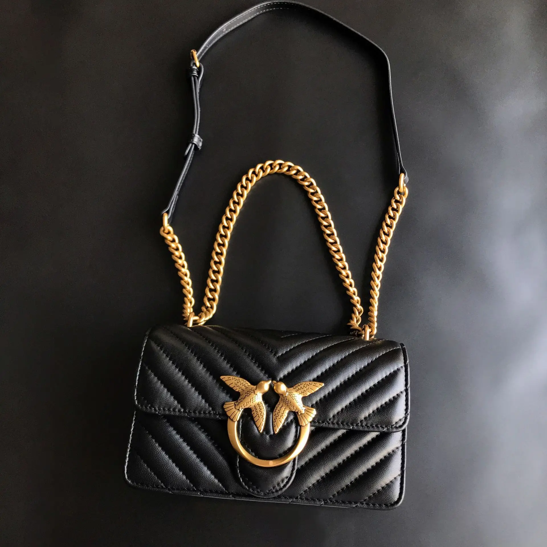 선물용 핑코 같은 스타일 V 패턴 염소가죽 스왈로우 백 - Women'S Shoes Louis Vuitton 리뷰 및 가격